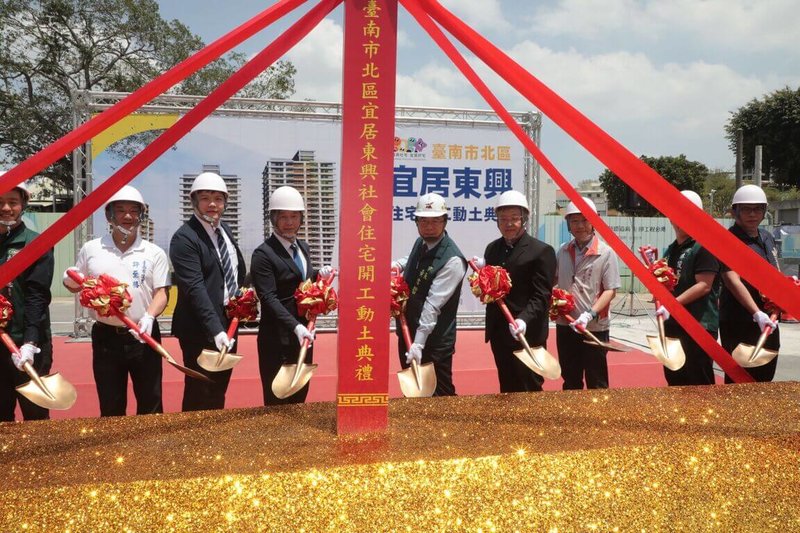 台南市北區「宜居東興」社會住宅16日動土,預定民國118年完工,提供104戶。台南市長黃偉哲(右5)出席見證。(台南市政府提供)中央社記者張榮祥台南傳真 114年4月16日