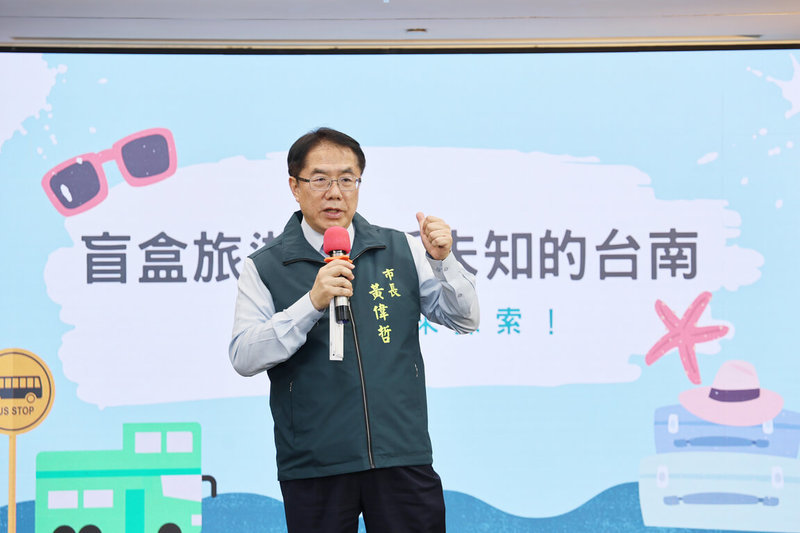 台南市長黃偉哲（圖）16日宣布推出「雙層巴士盲盒旅遊」12條路線，行前不揭露完整行程，讓遊客出發當天才解鎖，來趟驚喜之旅。（台南市政府提供）中央社記者張榮祥台南傳真  114年4月16日