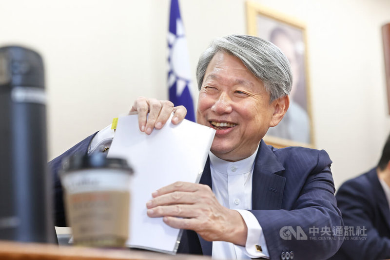 因應美國對等關稅,經濟部長郭智輝(圖)談到吃苦當吃補很正常,他16日在立法院被問及是否不知民間疾苦表示,受美國關稅影響,政府會了解廠商訂單減少等問題,先提出紓困措施,再協助廠商爭取美國以外的訂單,「我們不會不知民間疾苦」。中央社記者王騰毅攝 114年4月16日
