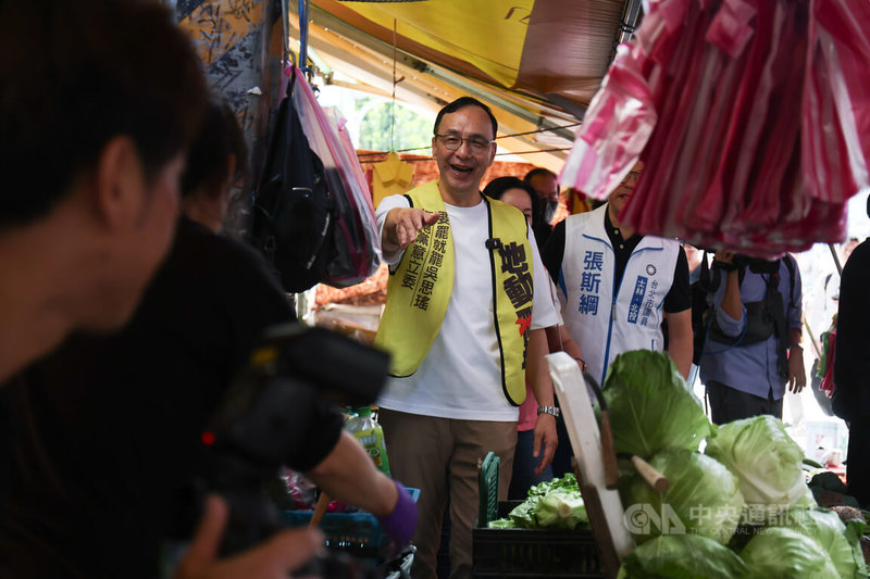 國民黨主席朱立倫(中)16日出席「戰獨裁行動」力挺罷團成員,前往北投自強菜市場鼓勵民眾參與連署罷免綠委行動,並握手致意。中央社記者趙世勳攝 114年4月16日