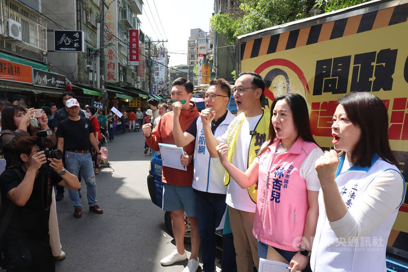 罷免民進黨立委團體接連遭到檢調搜索約談,國民黨主席朱立倫(右3)為力挺罷團成員,16日前往北投自強菜市場出席「戰獨裁行動」,眾人一同振臂高喊口號,呼籲民眾參與連署罷免綠委行動。中央社記者趙世勳攝 114年4月16日