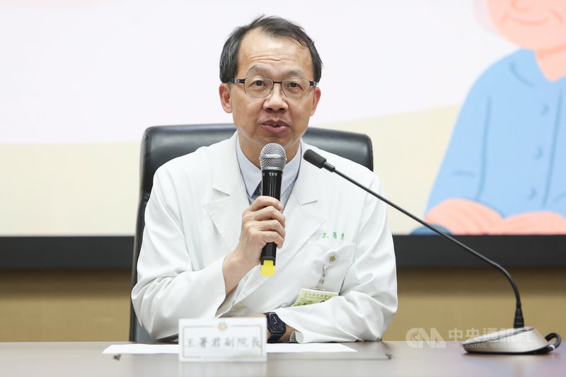 台北榮民總醫院與韓國漢陽大學合作研究發現,只需透過驗血,就能有效篩檢出阿茲海默症高風險族群,且早期診斷準確率高達93%,大幅降低患者進行昂貴且侵入性高的正子斷層掃描(PET)檢查的需求。台北榮總副院長王署君(圖)16日進行相關說明。中央社記者趙世勳攝 114年4月16日