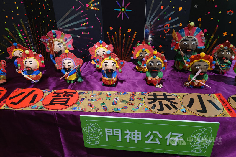 「韶藝拾光─社區長者創藝特展」即日起在台南永康社教中心展出,以藝術為媒介,邀請社區健康長者與輕中度失智長者共同創作展出,展品包含以在地宮廟門神文化製作的創意公仔。中央社記者楊思瑞台南傳真 114年4月16日
