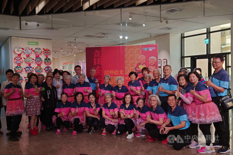 台南奇美醫院與台南市政府合作推動失智友善社區,於永康社教中心推出「韶藝拾光─社區長者創藝特展」,長者們16日開心應邀參與開展儀式。中央社記者楊思瑞攝 114年4月16日