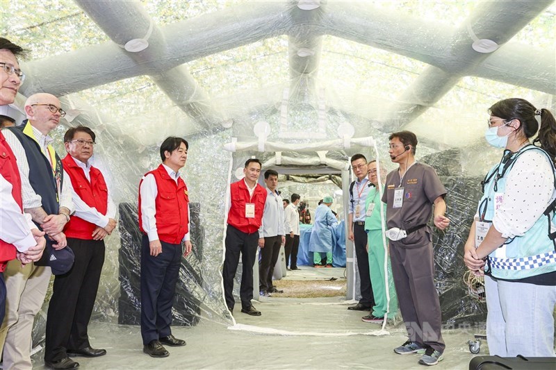 圖為總統賴清德(左4)3月27日視導2025總統府全社會防衛韌性委員會實地演練。(中央社檔案照片)
