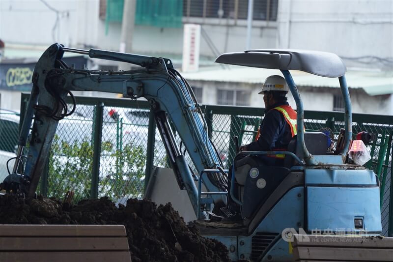 勞動部公布最新減班休息統計,這期人數減少307人,其中以製造業為大宗。圖為台北市北投區施工人員操作大型機具。(中央社檔案照片)