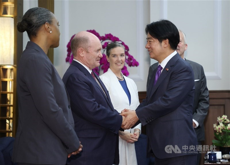 美國聯邦參議院外交委員會「亞太」小組主席芮基茲(Pete Ricketts,另譯:瑞克茲)、民主黨首席議員昆斯(Chris Coons)及參議員巴德(Ted Budd)16日抵台。圖為昆斯(左2)去年5月29日晉見賴總統時,兩人握手致意。(中央社檔案照片)