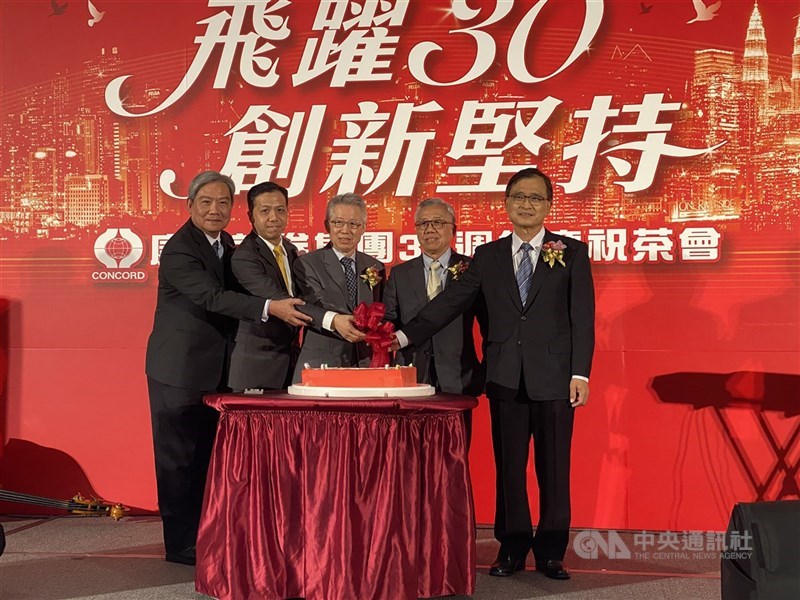 圖為康和證券成立30週年歡慶會,歷任董事長齊聚。康和證券歷任董事長合照右到左為葉公亮、鄭國華、鄭世華、鄭大宇及周康記。(中央社檔案照片)