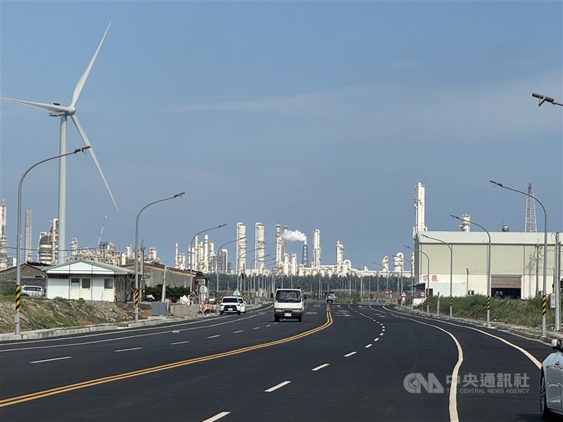 雲林縣麥寮鄉前鄉長蔡長昆涉向陸域風電廠商勒索,監察院通過彈劾。圖為麥寮鄉風電機。(中央社檔案照片)