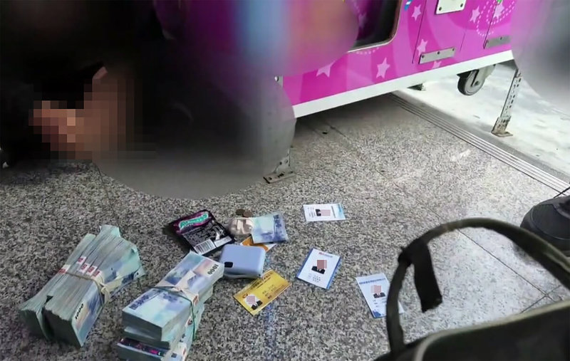 一對未成年兄弟經友人介紹加入詐騙集團當取款車手,哥哥與被害人面交現金時遭彰化縣警察局員林分局林厝派出所員警逮捕,弟弟得知消息後,主動搭車從南部到彰化投案,全案依涉嫌詐欺等罪嫌移送法辦。(警方提供)中央社記者鄭維真傳真 114年4月16日