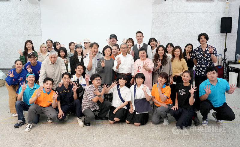 綠光劇團經典舞台劇「人間條件4:一樣的月光」即將開演,現正如火如荼排練中,故事描述一對性格迥異的姊妹,因嫉妒與競爭逐漸走向悲劇的血緣情誼。(綠光劇團提供,張大魯攝影)中央社記者葉冠吟傳真 114年4月16日