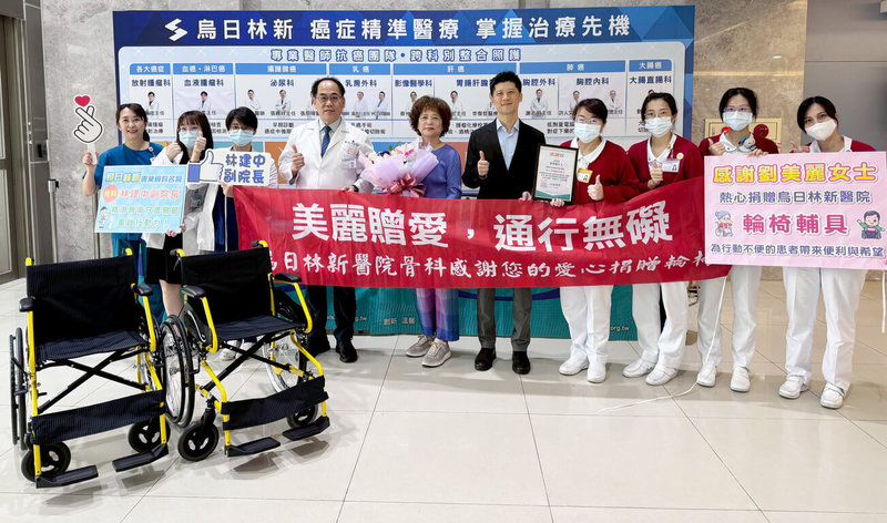 台中劉姓女子(左5)民國114年初赴挪威旅遊,不料因滑倒造成膝蓋骨折,她決定返台就醫,經醫療團隊治療恢復日常生活,她日前捐贈院方輪椅盼傳遞愛心。(烏日林新醫院提供)中央社記者蘇木春傳真 114年4月16日