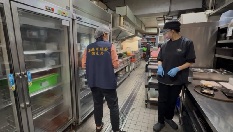 高雄某燒肉店疑發生食物中毒事件,高雄市衛生局15日派員到店稽查,針對食材及環境採檢,另送檢餐廳廚工及就醫民眾人體檢體。圖為稽查情形。(高雄市衛生局提供)中央社記者林巧璉傳真 114年4月16日