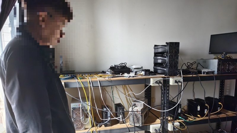 台南市吳姓男子半年前在仁德區自宅設置虛擬貨幣礦場，以46台礦機及設備竊電挖礦，15日遭警方破獲逮捕。（台南市警局提供）中央社記者張榮祥台南傳真  114年4月16日