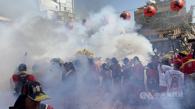 國家重要民俗活動「北港朝天宮迎媽祖」16日熱鬧登場,炸轎、犁炮震撼全場,真人藝閣遊行下午加入,吸引上萬人參與,廟前擠滿人潮。中央社記者姜宜菁攝 114年4月16日