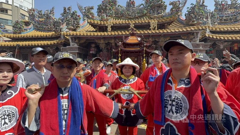 雲林縣長張麗善(中扶轎者)16日在朝天宮董事長蔡咏鍀(灰背心)、國民黨立委張嘉郡等人陪同,前往北港朝天宮,並向媽祖上香祈福,隨後點燃起馬炮,宣告迎媽祖遶境活動登場,隨後眾人恭迎媽祖上轎出巡,廟門廣場擠滿人潮,炸轎、犁炮震撼全場。 中央社記者姜宜菁攝 114年4月16日