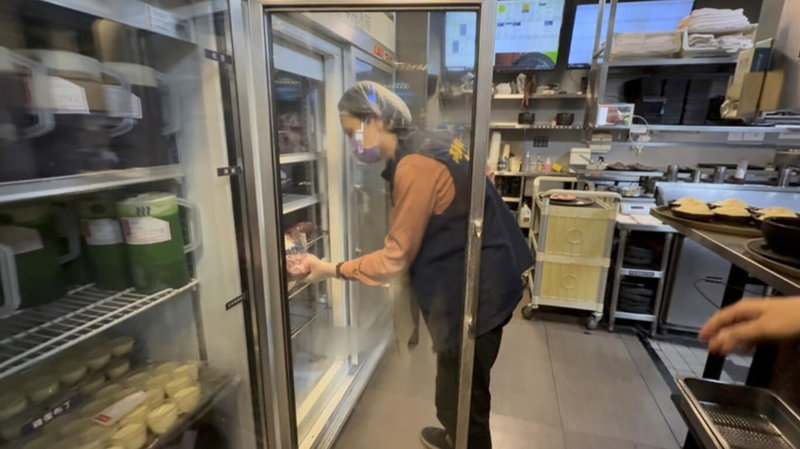 高雄市某連鎖日式燒肉店疑發生食物中毒,衛生局獲報後15日派員前往稽查,已針對可疑食材及環境進行採檢,另送檢餐廳廚工及就醫民眾人體檢體。(高雄市衛生局提供)中央社記者林巧璉傳真 114年4月16日