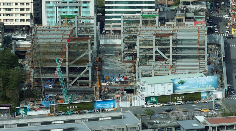 圖為去年12月京華城工地施工情況。(中央社檔案照片)