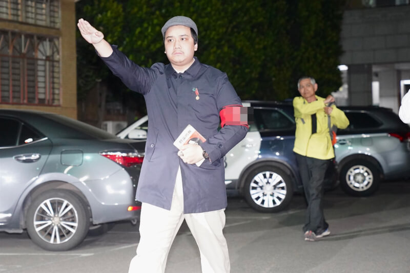 新北市多名民進黨立委遭提議罷免,罷團遭指涉不實連署,新北地檢署15日指揮搜索帶回多人,提議罷免民進黨立委李坤城領銜人宋建樑(前)晚間移送新北檢複訊。中央社記者徐肇昌攝 114年4月15日