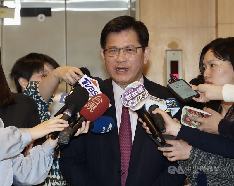 國安會祕書長吳釗燮在外交部長任內助理何仁傑涉共諜案被羈押禁見。外交部長林佳龍(中)16日在台北受訪表示,此案正在司法偵辦中,外交部會配合調查,內部也啟動政風調查。中央社記者張皓安攝 114年4月16日