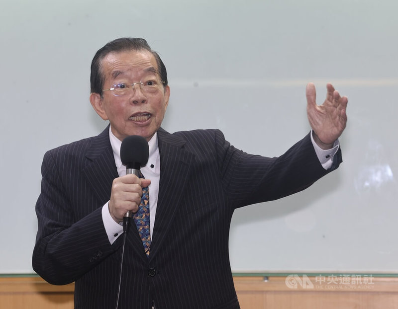 總統府資政謝長廷(圖)16日出席「從昭和到令和:當代日本的轉變」新書發表會時表示,日本首相石破茂跟台灣源淵很深,曾組「思考日本安全保障議員之會」訪問團來台,團員若有連任議員多有入閣,他打趣地說,石破茂是「台灣訪問內閣」。中央社記者張皓安攝 114年4月16日