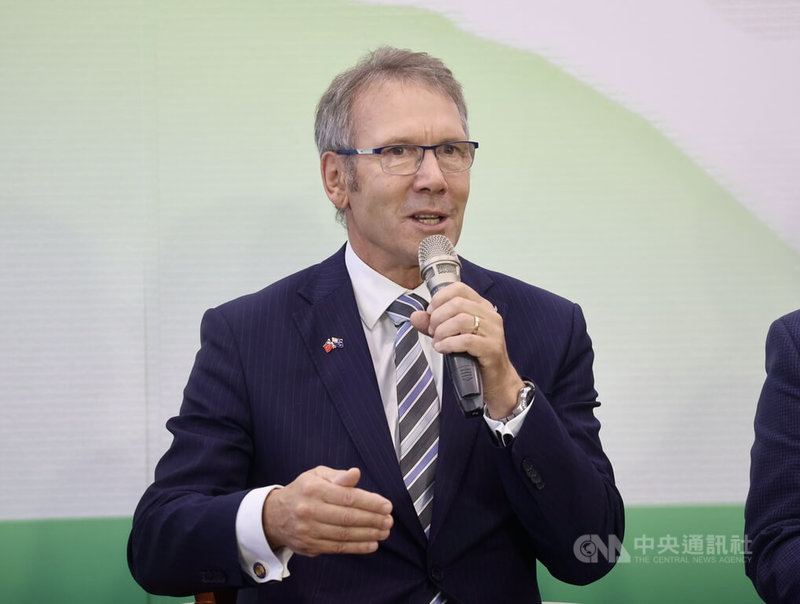 紐西蘭國會「跨黨派台灣友誼小組」訪問團記者會17日下午舉行，首席團長史密斯（Stuart Smith）（圖）表示，在國際世局動盪之下，有句拉丁格言說「汝欲和平，必先備戰」（Si vis pacem, para bellum），但希望沒有運用軍事能力的機會，能永久和平。中央社記者張皓安攝　114年4月17日