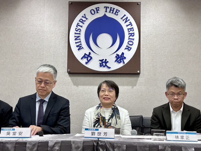 內政部長劉世芳(中)、內政部次長吳堂安(左1)17日舉行部務會報會後記者會,說明宗教等團體赴中國交流資訊公開專區、界標管理辦法修正草案等資訊。中央社記者賴于榛攝 114年4月17日