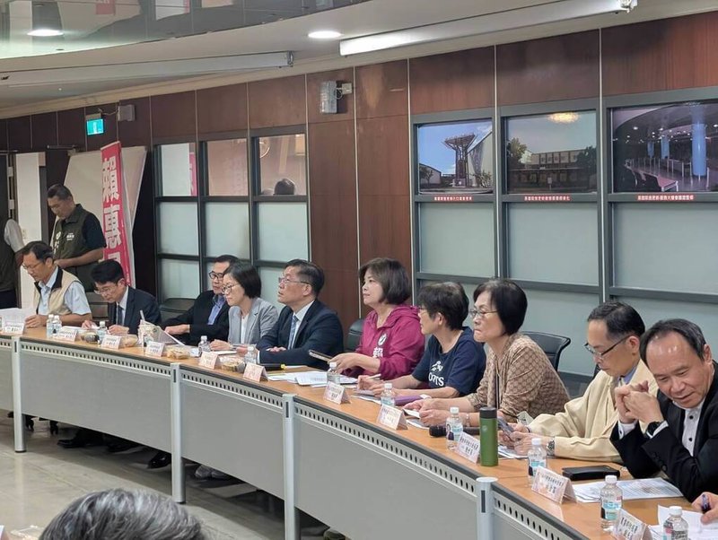 立法院財政委員會17日考察台南地方建設及產業發展預算執行情形,並在經濟部新營產業園區服務中心召開「因應美國關稅政策.如何協助傳統產業及中小企業因應措施」座談會。(台南市政府提供)中央社記者張榮祥台南傳真 114年4月17日