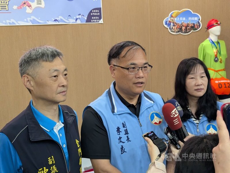 2025年金廈泳渡與金門海上長泳將分別在金門烈嶼海域登場,金門縣政府17日舉行活動記者會,金門副縣長李文良(中)接受媒體聯訪,說明賽事相關資訊。中央社記者吳玟嶸攝 114年4月17日