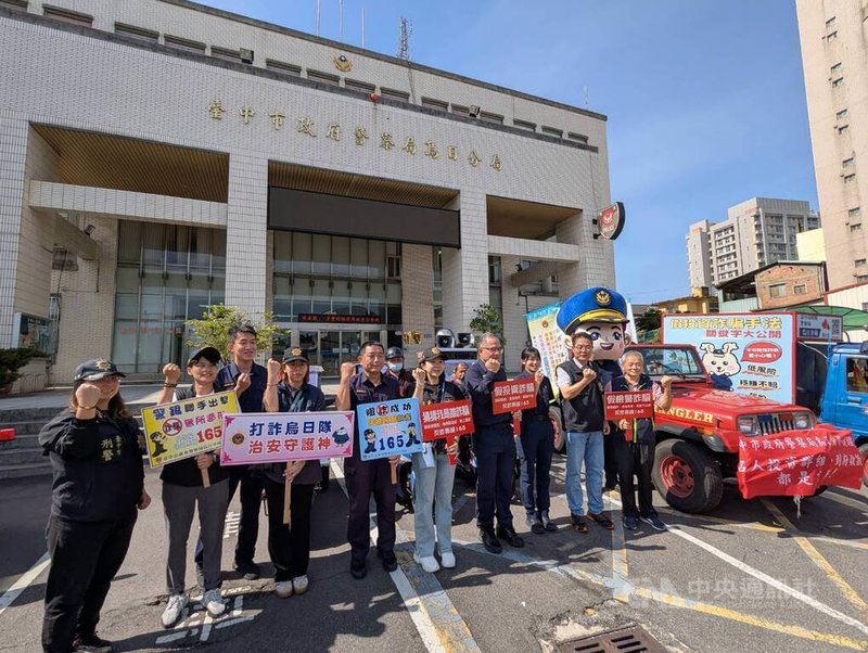 台中市烏日警分局17日展開車隊掃街,希望透過車隊行動化方式,深入社區貼近民眾進行反詐騙宣導。中央社記者蘇木春攝 114年4月17日