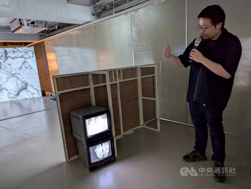藝術家許哲瑜(圖)17日帶領媒體導覽個展「災變論」,以多頻道錄像作品呈現他於荷蘭皇家視覺藝術學院駐學成果。中央社記者王寶兒攝 114年4月17日