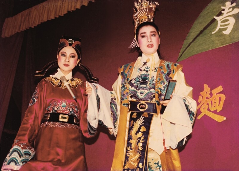 楊麗花(右)、許秀年搭配演出最多舞台場次的「孟麗君」,楊麗花演活風流皇帝。(遠流出版提供)