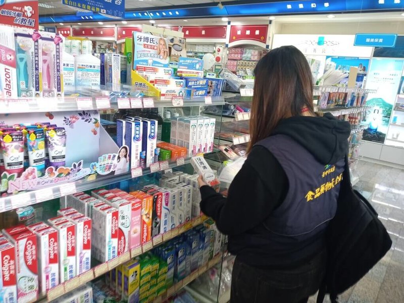 隨著化妝品網購風行,部分業者頻以誇大或不實療效進行宣傳,台中市食安處人員出動查核坊間販售化妝品標示廣告是否符合規定。(台中市政府提供)中央社記者郝雪卿傳真 114年4月17日