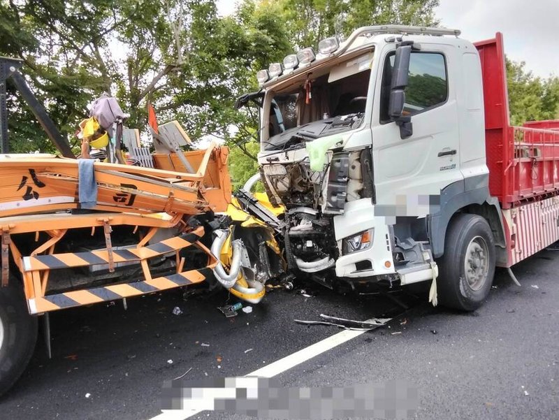 一輛大貨車17日下午行經國道1號南下115公里頭份路段,疑似精神不濟撞上路肩的施工緩撞車,造成大貨車車頭、緩撞器材及車輛嚴重損毀,事故現場已排除,恢復正常通車。(警方提供)中央社記者管瑞平傳真 114年4月17日