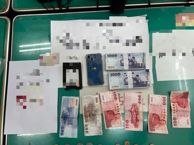 李姓男子加入投資社團後陸續投入近新台幣400萬元,發現遭詐騙後報警,彰化警方將計就計,利用李男與詐團車手面交機會當場逮捕車手何女,起出20萬元現鈔、投資收據及手機等贓證物。(警方提供)中央社記者吳哲豪傳真 114年4月17日