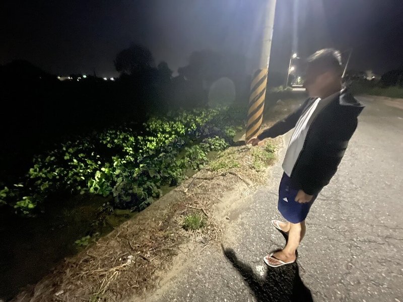 嘉義縣朴子市四維路一間桌遊店16日發生消費糾紛,謝姓員工遭2名男子攻擊受傷送醫,警方當晚查緝陳、賴兩名嫌犯到案,並於朴子市某路旁草叢起出作案刀械。(警方提供)中央社記者蔡智明傳真 114年4月17日