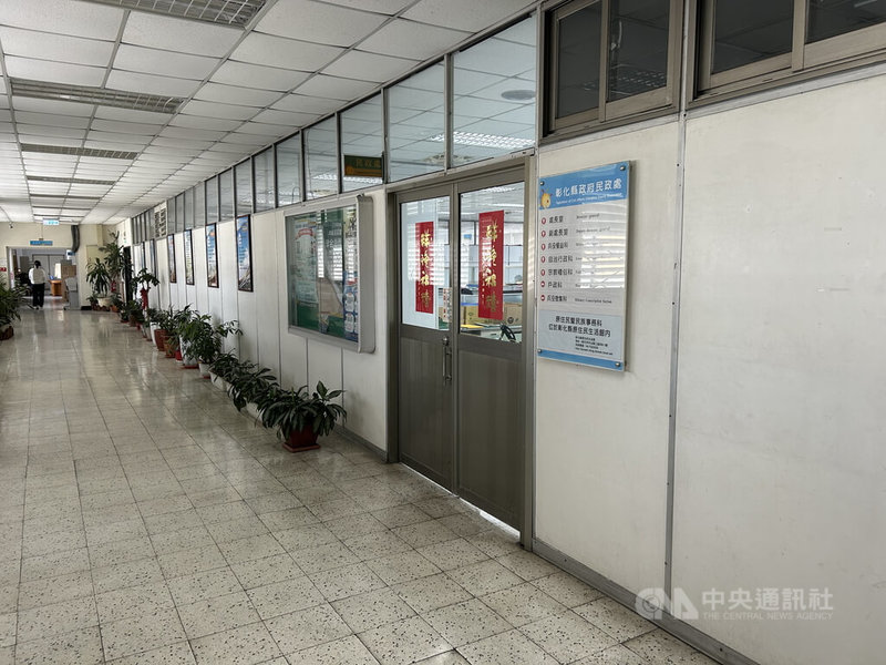 彰化縣政府推出童萌卡,家長可持卡前往商店購買嬰幼兒商品,縣府民政處規劃18日舉辦2場特約商店招募說明會,歡迎符合資格的店家提出申請。中央社記者吳哲豪彰化攝 114年4月17日