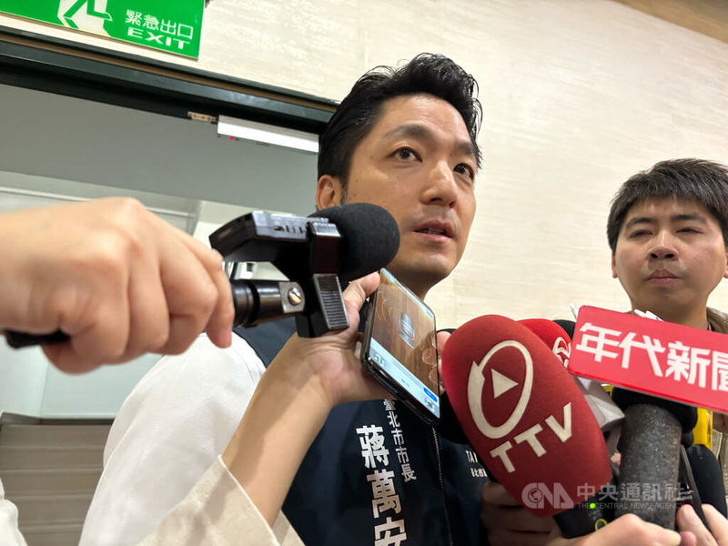 台北地檢署偵辦幽靈連署案,國民黨主席朱立倫號召黨公職及群眾17日晚間在北檢外集結,「為台灣戰獨裁」,台北市長蔣萬安(中)表示,他將出席。中央社記者陳昱婷攝 114年4月17日