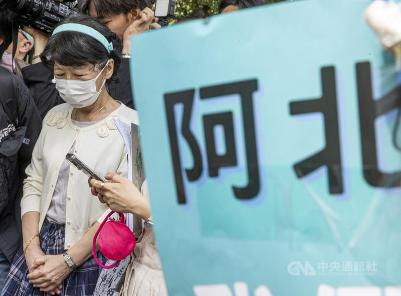 北院審理京華城及政治獻金案,17日再度召開準備程序庭,提訊在押的前台北市長柯文哲。柯文哲妻子陳佩琪(前)到場旁聽,也向法庭外支持者致意,希望大家一同加油打贏這場戰爭。中央社記者鄭清元攝 114年4月17日
