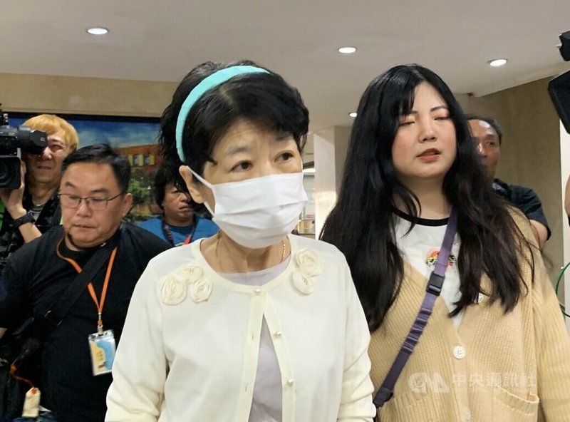 台北地方法院審理京華城及政治獻金案17日再度召開準備程序庭,提訊在押前台北市長柯文哲。柯文哲妻子陳佩琪(前)上午9時許到場排隊領取網路登記的民眾旁聽證,面對媒體詢問是否會擔心柯文哲的身體狀況,陳佩琪不發一語。中央社記者謝幸恩攝 114年4月17日