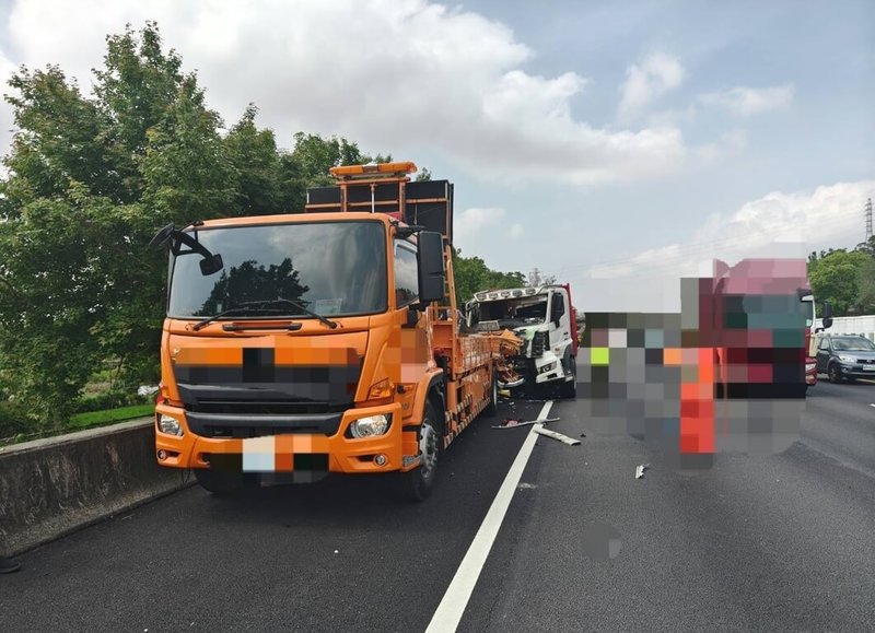 國道1號南下頭份路段17日下午發生大貨車追撞施工緩撞車事故,警方調查,大貨車駕駛疑似精神不濟打瞌睡而肇事,所幸無人受傷。(警方提供)中央社記者管瑞平傳真 114年4月17日