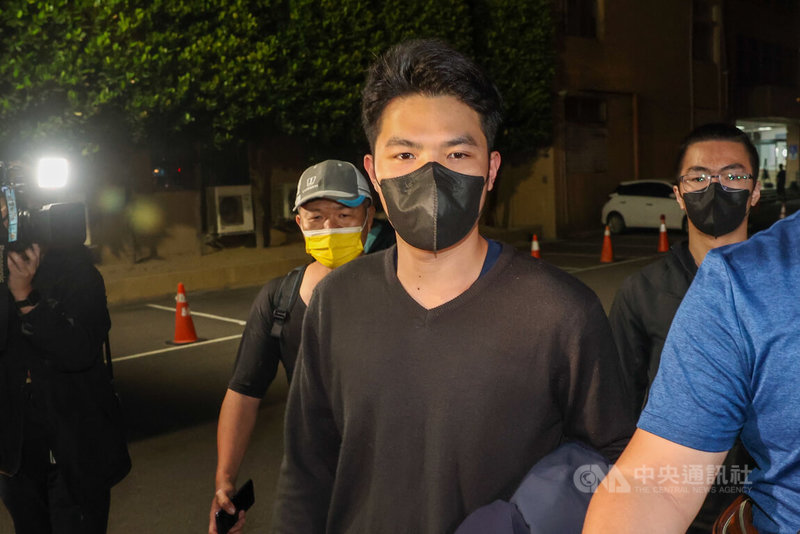 新北檢偵辦提議罷免綠委幽靈連署案,聲押6人。新北地院16日表示,國民黨板橋區黨部主任謝慶認等6人分以20萬、15萬、3萬元不等金額交保,並限制出境、出海、住居。中為提議罷免召集人王昱人。中央社記者吳家昇攝 114年4月16日