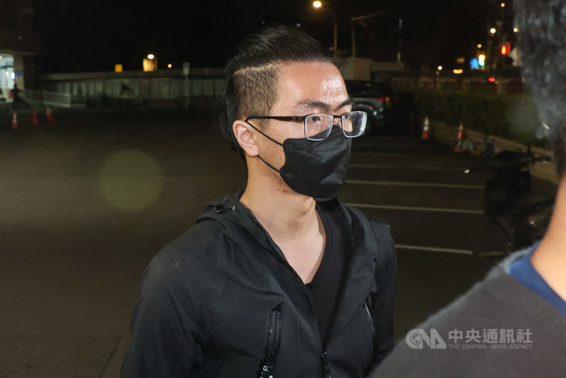 新北檢偵辦提議罷免綠委幽靈連署案,聲押6人。新北地院16日表示,國民黨板橋區黨部主任謝慶認等6人分以20萬、15萬、3萬元不等金額交保,並限制出境、出海、住居。中為提議罷免立委蘇巧慧領銜人譚鎮耀。中央社記者吳家昇攝 114年4月16日