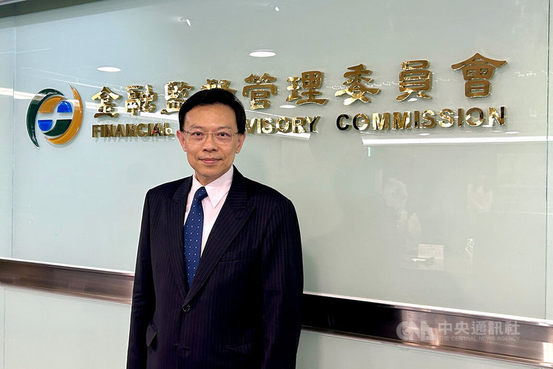 金管會銀行局副局長王允中(圖)17日指出,參考國際監理趨勢、國內外銀行實務以及金管會監理重點,擬修正「金融控股公司及銀行業內部控制及稽核制度實施辦法」,增加金控與銀行在內稽內控的彈性。中央社記者羅元駿攝 114年4月17日
