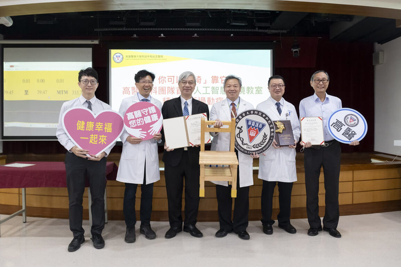 高雄醫學大學附設中和紀念醫院17日舉行記者會,分享ADHD人工智慧情境教室成果,高醫資訊室主任蔡仲城(左起)、小兒部部長徐仲豪、副院長盧鴻興、戴嘉言、小兒神經科主任林龍昌與小兒神經科醫師楊瑞成出席。(高醫提供)中央社記者林巧璉傳真 114年4月17日