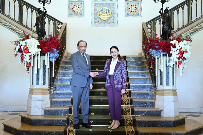 馬來西亞首相安華(左)17日訪問泰國,並和泰國總理貝東塔(右)會面,雙方同意協助緬甸應對災難及相關人道援助。(泰國總理府提供)中央社記者呂欣憓曼谷傳真 114年4月17日