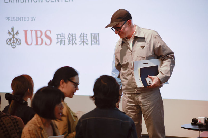 2025台北當代藝術博覽會主辦單位近期邀請國際知名策展人歐布瑞斯特(Hans Ulrich Obrist,另譯:奧布里斯特)(右)訪台,並在台北市立美術館發表演說,分享策展之道。(台北當代藝術博覽會提供)中央社記者王寶兒傳真 114年4月17日