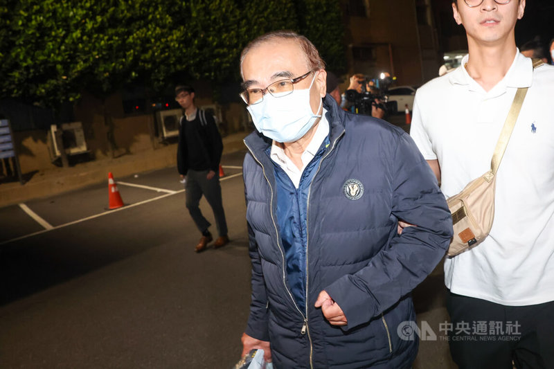 新北檢偵辦提議罷免綠委幽靈連署案,聲押6人。新北地院16日表示,國民黨板橋區黨部主任謝慶認等6人分以20萬、15萬、3萬元不等金額交保,並限制出境、出海、住居。中為國民黨三重區黨部志工應大華。中央社記者吳家昇攝 114年4月16日