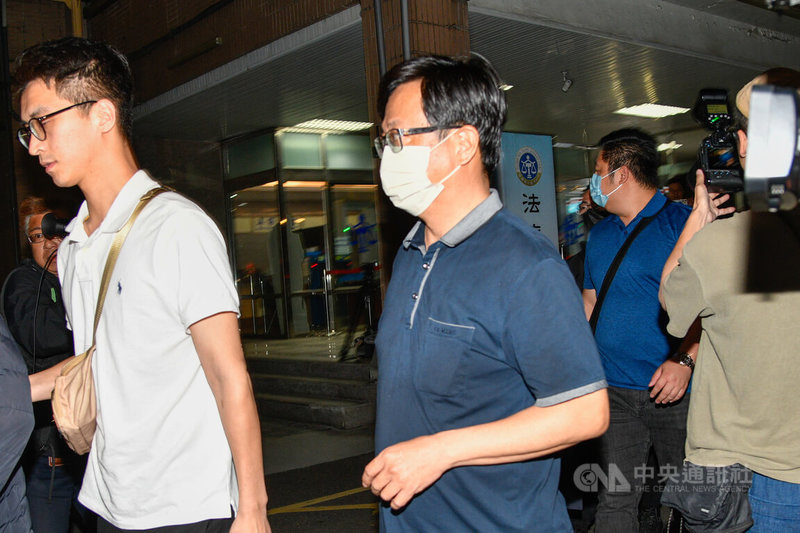 新北檢偵辦提議罷免綠委幽靈連署案,聲押6人。新北地院16日表示,國民黨板橋區黨部主任謝慶認等6人分以20萬、15萬、3萬元不等金額交保,並限制出境、出海、住居。中為國民黨三重區黨部執行長羅大宇。中央社記者吳家昇攝 114年4月16日