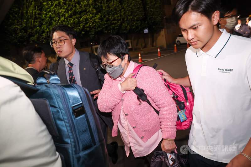 新北檢偵辦提議罷免綠委幽靈連署案,聲押6人。新北地院16日表示,國民黨板橋區黨部主任謝慶認等6人分以20萬、15萬、3萬元不等金額交保,並限制出境、出海、住居。中為國民黨板橋區黨部書記蔡甘子。中央社記者吳家昇攝 114年4月16日